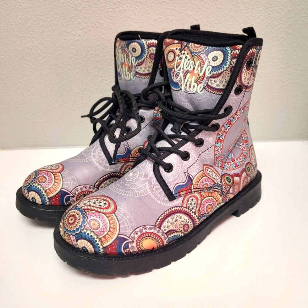 Yes We Vibe Shoes Paisley Print Peace Signs Combat Boots‎ Size 6